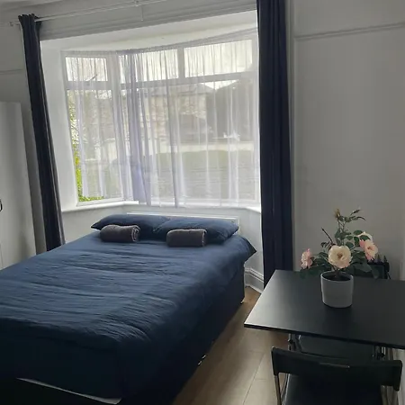 Comfort Triple Near Airport - 1 홈스테이 더블린