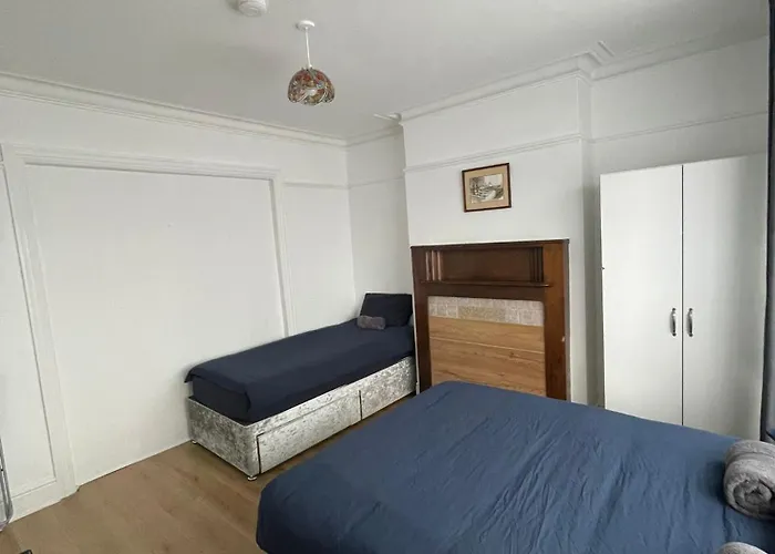 Comfort Triple Near Airport - 1 홈스테이 *