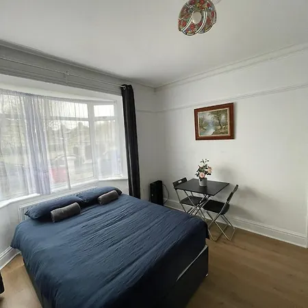 Ubytování v soukromí Comfort Triple Near Airport - 1 *